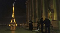 Sementara Prancis telah mengganti masa kuncian nasional (lockdown) keduanya dengan jam malam. Orang tidak akan diizinkan keluar rumah antara pukul 20:00 dan 06:00 tanpa formulir otorisasi. AP Photo/Francois Mori.