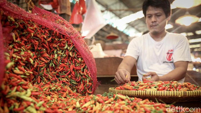 Harga sejumlah bahan pokok berpotensi naik jelang nataru. Pasalnya, musim hujan yang mulai melanda sejumlah wilayah Indonesia mepengaruhi pasokan bahan makanan.