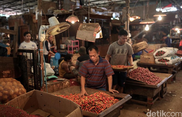 Harga sejumlah bahan pokok berpotensi naik jelang nataru. Pasalnya, musim hujan yang mulai melanda sejumlah wilayah Indonesia mepengaruhi pasokan bahan makanan.