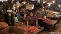 Terkait hal tersebut, sejumlah bahan pokok dinilai berpotensi mengalami kenaikan harga akibat kondisi cuaca di Indonesia yang mulai memasuki musim hujan.