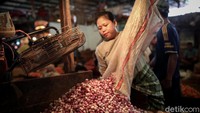 Pasalnya, musim hujan yang melanda sejumlah wilayah di Indonesia mempengaruhi pasokan bahan pokok yang diproduksi petani sehingga dapat memicu kenaikan harga.