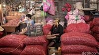 Guna menjaga pasokan barang serta stabilitas harga menjelang nataru, Menteri Perdagangan Agus Suparmanto pun mengimbau para kepala daerah untuk melakukan beberapa hal yakni, memantau harga dan pasokan bahan pokok secara intensif, memetakan jalur distribusi bahan pokok, serta mengidentifikasi masalah yang terjadi apabila terjadi gejolak harga.