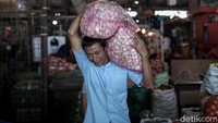 Seorang warga beraktivitas di kawasan Pasar Induk Kramat Jati, Jakarta, Rabu (16/12/2020).