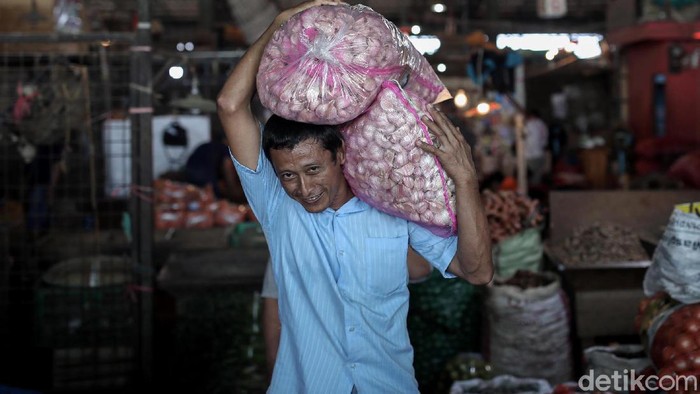Jelang Nataru, Harga Sejumlah Bahan Pokok Ini Berpotensi Naik Harga sejumlah bahan pokok berpotensi naik jelang nataru. Pasalnya, musim hujan yang mulai melanda sejumlah wilayah Indonesia mepengaruhi pasokan bahan makanan.