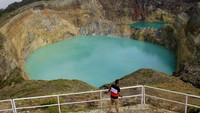 Wisatawan menikmati pemandangan Danau Kelimutu di kabupaten Ende, NTT Selasa (15/12/2020).
