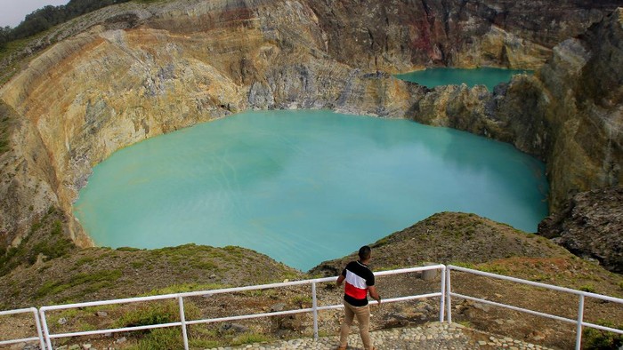 JUMLAH KUNJUNGAN WISATAWAN DI TN KELIMUTU Wisatawan menikmati pemandangan Danau Kelimutu di kabupaten Ende, NTT Selasa (15/12/2020). Semenjak adanya pandemi COVID-19, jumlah kunjungan wisatawan ke kawasan itu turun dratis dari sebelumnya 600 wisatawan per hari menjadi 200-300 wisatawan per hari. ANTARA FOTO/Kornelis Kaha/aww.