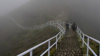 Jalan menuju Danau Kelimutu yang tertutup kabut.