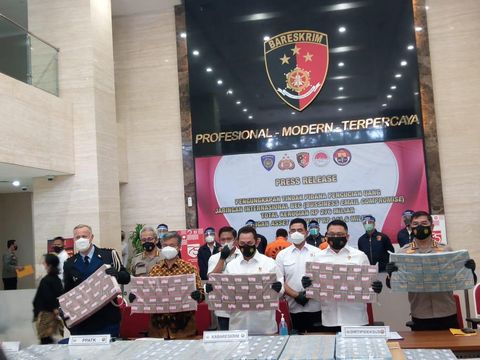 Kabareskrim Polri Komjen Listyo Sigit memimpin konferensi pers pengungkapan kejahatan modus business email compromise