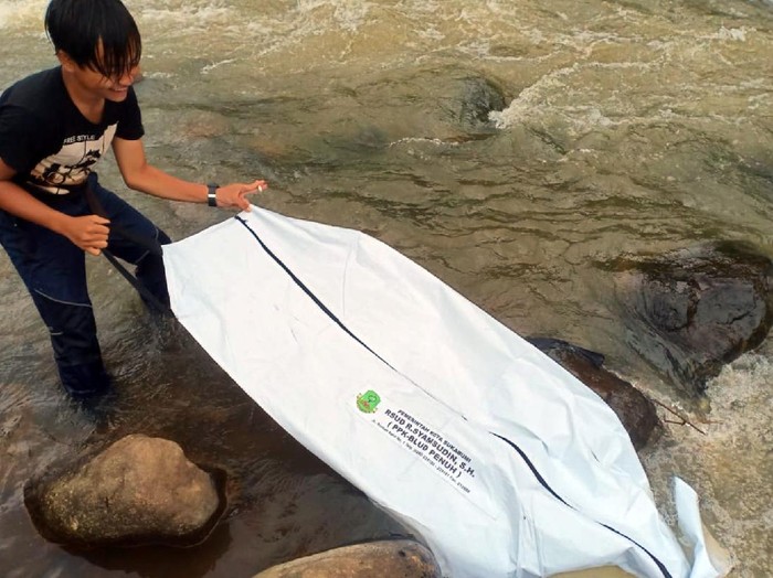 Kantong mayat milik RSUD R Syamsudin SH dibuang ke sungai.