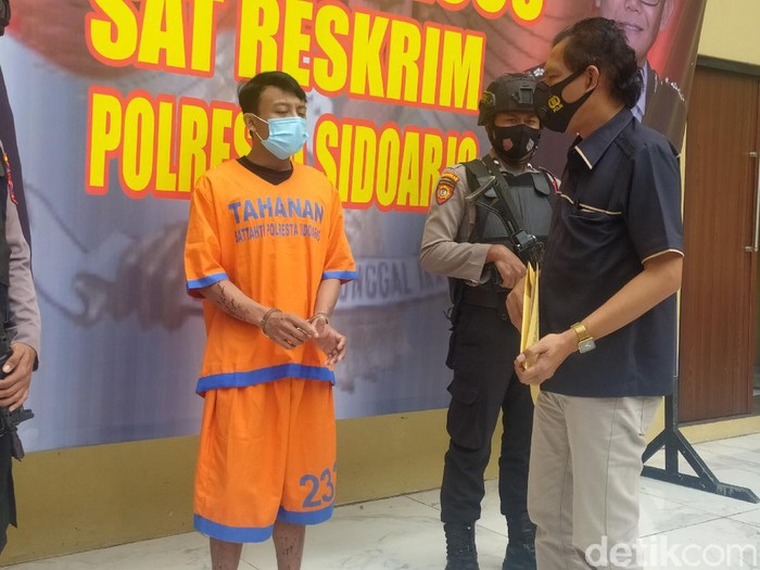 Kasus penyiraman air keras di Sidoarjo terungkap. Tiga pelaku ditangkap Satreskrim Polresta Sidoarjo.