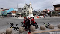 Pemandangan di area Tugu Pal Putih itu pun makin cantik dan memanjakan mata pengunjung. Terlihat beberapa pesepeda yang berhenti sejenak untuk berswafoto dengan latar Tugu Pal Putih tersebut. Pradito Rida Pertana/detikcom.