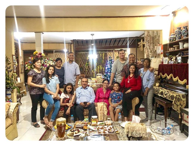 Bella Saphira tetap menjaga tali silaturahmi dengan keluarganya yang nasrani. Ia mualaf setelah resmi menjadi istri Agus Surya Bakti pada 2013 lalu. (Foto: Instagram)