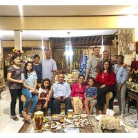 Bella Saphira tetap menjaga tali silaturahmi dengan keluarganya yang nasrani. Ia mualaf setelah resmi menjadi istri Agus Surya Bakti pada 2013 lalu. (Foto: Instagram)