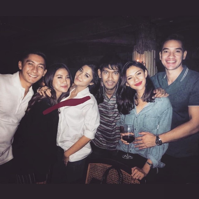 Naysila dan Nana Mirdad mengikuti keyakinan ibunya, Lydia Kandou, yakni Kristen. Sementara kedua saudara laki-laki mereka memeluk agama Islam, seperti sang ayah, Jamal Mirdad. Walau berbeda iman, mereka tetap hidup rukun. (Foto: Instagram)