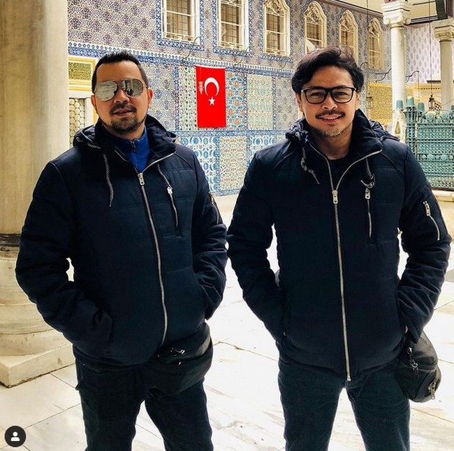 Sultan dan Thomas Djorghi memang memiliki keyakinan berbeda. Namun, mereka tetap kompak sebagai kakak-adik. (Foto: Instagram)