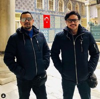 Sultan dan Thomas Djorghi memang memiliki keyakinan berbeda. Namun, mereka tetap kompak sebagai kakak-adik. (Foto: Instagram)