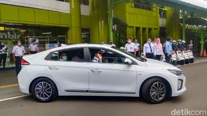 Kendaraan Dinas Kemenhub Diganti dengan Mobil Listrik