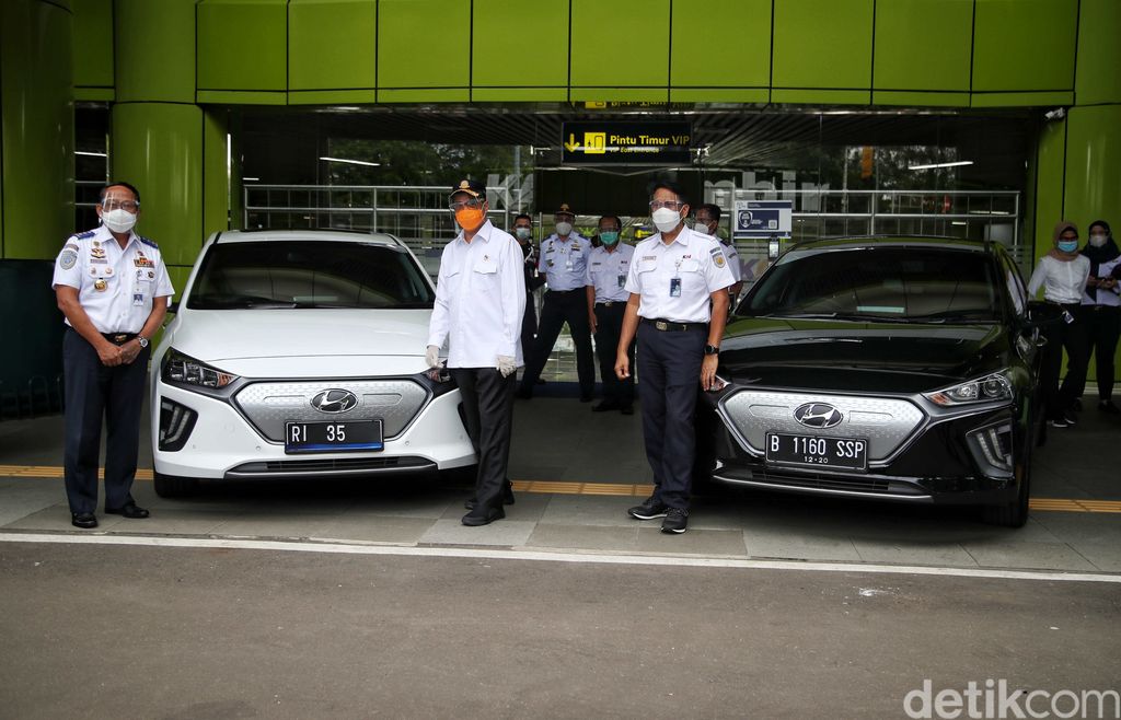 Kendaraan dinas pejabat Kemenhub resmi berganti jadi mobil listrik. Pergantian itu jadi upaya pemerintah untuk percepat penggunaan kendaraan ramah lingkungan.