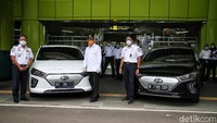 Kendaraan dinas pejabat Kementerian Perhubungan (Kemenhub) kini resmi berganti dari yang berbahan bakar fosil menjadi mobil listrik.