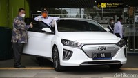 Pergantian itu merupakan upaya pemerintah untuk mempercepat penggunaan kendaraan ramah lingkungan. Pada peluncuran tersebut, Budi Karya langsung menjajal mobil listrik yang akan jadi kendaraan dinasnya nanti.