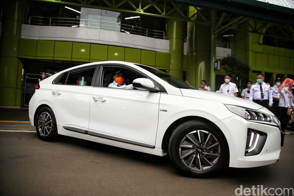 Kendaraan dinas pejabat Kemenhub resmi berganti jadi mobil listrik. Pergantian itu jadi upaya pemerintah untuk percepat penggunaan kendaraan ramah lingkungan.