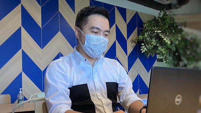 Produsen masker medis terus berinovasi memberikan kenyamanan saat pandemi COVID-19 ini. Salah satunya dengan meluncurkan masker bermotif batik.