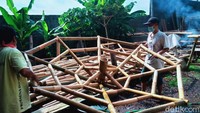 Kerajinan bambu di desa ini dirintis sekitar tahun 1997 di awali dari mebel. Setelah era mebel meredup, perajin membuat Gasebo.
