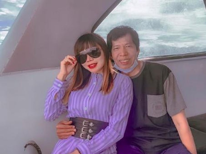 pelukan erat kiwil ke istri baru.