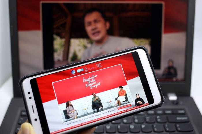 Prabu Revolusi, Juru Bicara Kementerian Pariwisata dan Ekonomi Kreatif bersama Lola Amaria, Sutradara Film dan Hanung Bramantyo, Sutradara Film menjadi pembicara dalam dialog mengenai Ekonomi Kreatif melawan Pandemi di Jakarta, Selasa, 15 Desember 2020. Ekonomi Kreatif menjadi sektor yang terdampak dan mengalami tekanan cukup keras. Salah satunya kegiatan seni yang melibatkan kerumuman dan penonton dalam jumlah besar dihentikan, Tetapi Pemerintah dan pekerja seni tak mau henti kreasi karena pandemi. Tetap mencari solusi agar tetap dapat menampilkan seni dan kreasi yang dimilik. DOK.KPCPEN