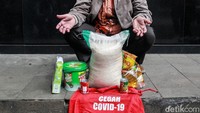 Airlangga menyebut bantuan pertama adalah pemerintah menambah bantuan kartu sembako sebesar Rp 200 ribu untuk 2 bulan dan penerimanya adalah 18,8 juta keluarga penerima manfaat. Foto: Ari Saputra/Detikcom.