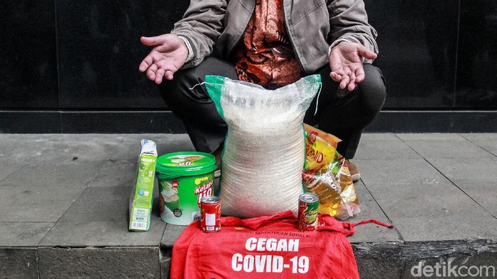 Koordinator Masyarakat Anti Korupsi (MAKI) mengirimkan contoh paket sembako Bansos COVID-19 ke KPK. MAKI menduga dana bansos itu 'ditilap' tak hanya Rp 10 ribu.