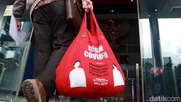 Koordinator Masyarakat Anti Korupsi (MAKI) mengirimkan contoh paket sembako Bansos COVID-19 ke KPK. MAKI menduga dana bansos itu ditilap tak hanya Rp 10 ribu.