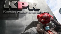 Selain itu, permasalahan UMKM yang terdampak pandemi juga dinilainya belum sepenuhnya mampu ditangani pemerintah. Korupsi bantuan sosial atau bansos oleh Menteri Sosial kala itu juga akan berdampak buruk terhadap kepercayaan masyarakat kepada pemerintah. Ari Saputra/detikcom