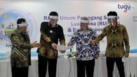 Presiden Direktur PT Asuransi Tugu Pratama Indonesia Tbk (Tugu Insurance) Indra Baruna bersama Presiden Komisaris Koeshartanto, di dampingi Direktur Pemasaran Asuransi Non Migas Ery Widiatmoko dan Komisaris Adi Zakaria Afif, berbincang disela RUPSLB di Jakarta, Rabu (16/12/2020). Foto: dok. Tugu Insurance