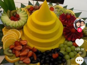 Lihat Puding Tumpeng yang Melehoy, Wanita Ini Tak Berhenti Ngakak