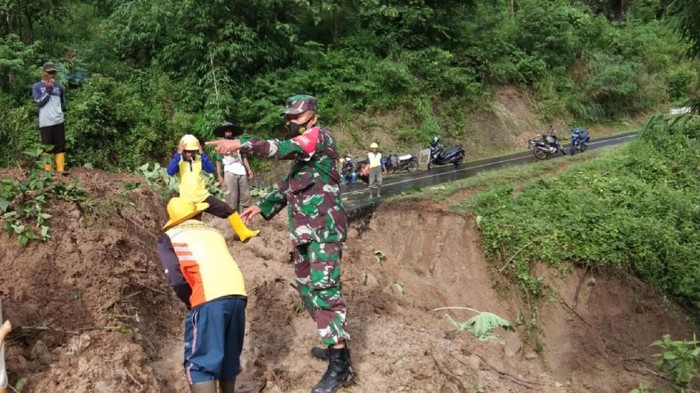 Longsor di kawasan Geopark Ciletuh