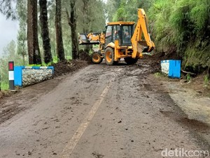 24 Jam Tertutup Longsor, Jalur Bromo dari Pasuruan Sudah Bisa Dilewati Lagi