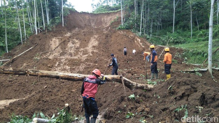 Longsor di Tasikmalaya tutup akses jalan penhubung antar desa
