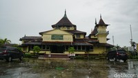 Datang saja ke Masjid Jami Keraton Sambas. Sesuai dengan namanya, masjid ini berdekatan dengan bangunan Keraton Sambas yang merupakan istana raja para sultan Sambas.
