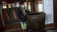Keunikan lainnya adalah di sana juga ada benjana besar yang berada di sudut belakang masjid. Usia bejana ini pun mungkin lebih satu abad juga. Dulunya bejana ini berfungsi sebagai penampung air wudhu.