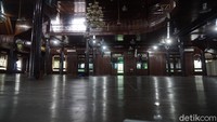 Masjid Jami memiliki jumlah tiang sebanyak 8 yang berada di tengah-tengah masjid. Hal ini menunjukkan bahwa yang membangunnya adalah sultan yang ke-8.