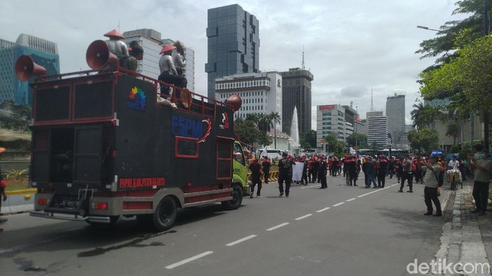 Massa demo omnibus law di Patung Kuda Bubar
