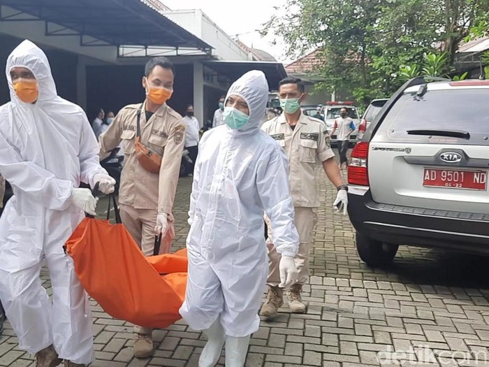 Mayat seorang nenek ditemukan di samping bak sampah di kompleks Pemkab Boyolali, Rabu (16/12/2020).
