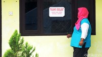Dinas Kesehatan Kabupaten Sleman, Daerah Istimewa Yogyakarta meminta kepada lebih dari 700 orang tanpa gejala (OTG) atau asimtomatik COVID-19 yang memilih isolasi mandiri untuk melaksanakan protokol kesehatan secara disiplin untuk mencegah penularan kepada orang sekelilingnya.
