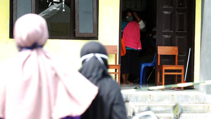 Melihat Kawasan Isolasi Pasien COVID-19 di Sleman Pemerintah Desa Merdikorejo, Tempel, Sleman, Yogyakarta, menyiapkan tempat isolasi untuk pasien COVID-19. Dua psien tengah diisolasi di sini.