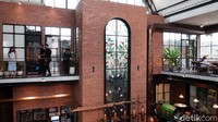 Hal menarik lain dari kedai kopi ini adalah gaya bangunannya yang mempertahankan existing site bergaya heritage Belanda kuno. Apalagi di bagian dalamnya terdapat mesin roaster yang dapat memuat 25 kilogram biji kopi dan bisa menjadi tontonan saat santap makanan di sana.