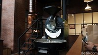 Pengunjung pun tak hanya dapat mencicipi beragam kopi yang ditawarkan tetapi juga dapat menikmati arsitektur bangunan yang menarik tersebut.