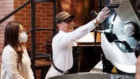 Pada kesempatan tersebut, Buwas, sapaan akrab Budi Waseso dengan menggunakan apron barista memperlihatkan kelihaiannya dalam proses roasting modern biji kopi nusantara. Kepada pengunjung yang terbatas, ia menjelaskan tahap demi tahap roasting biji kopi nusantara.