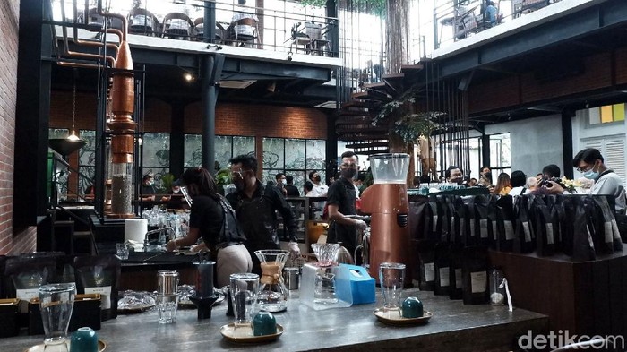 Dirut Bulog Budi Waseso luncurkan kafe Kopi Jenderal Jilid II di Bandung. Kafe itu sajikan beragam minuman olahan biji kopi dari berbagai daerah di Indonesia.