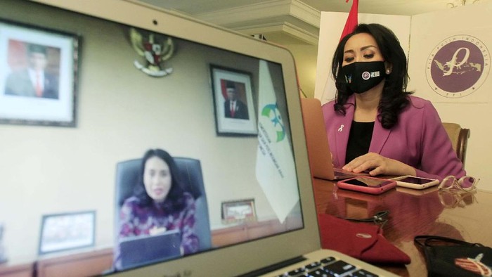 SEMINAR MENINGKATKAN KESEHATAN KIBBLA 

Ketua Umum Aliansi Pita Putih Indonesia Giwo Rubianto Wiyogo menjadi narasumber bersaama Menteri Perempuan dan Perlindungan Anak I Gusti Ayu Bintang Darmawati saat seminar secara daring bertema 